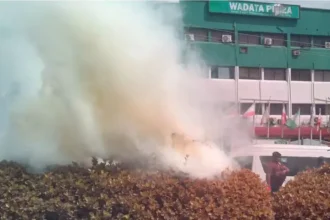 Teargas, Chaos as Rival PDP Factions Clash at Party's Secretariat
